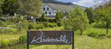 Hotelansicht mit Schild Klostermühle