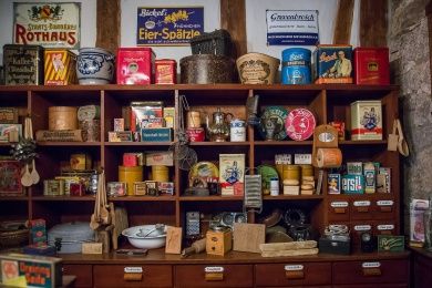 Ein Museumsraum zeigt einen Tante Emma Laden - Symbolbild