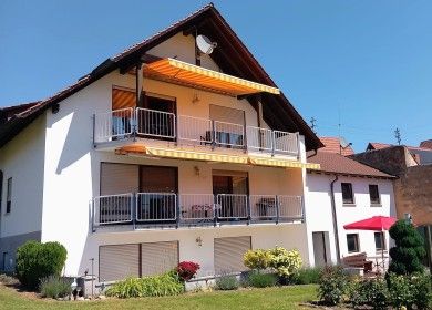 Renovierte, große 3-Sterne Ferienwohnung (DTV-Klassifizierung) im Winzerhaus, mit Blick in Natur und Weinberge, für 2 - 4 Personen geeignet.