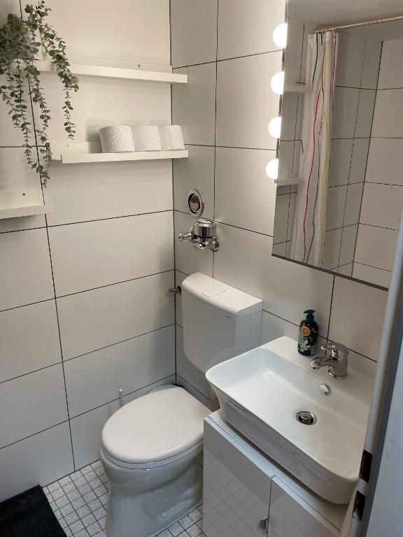 Apartment 33