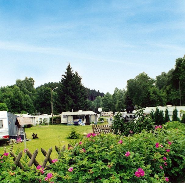 zum Teil in Terrassen angelegt