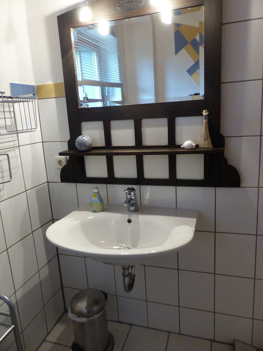 Kleines Duschbad gegenüber Schlafzimmer groß