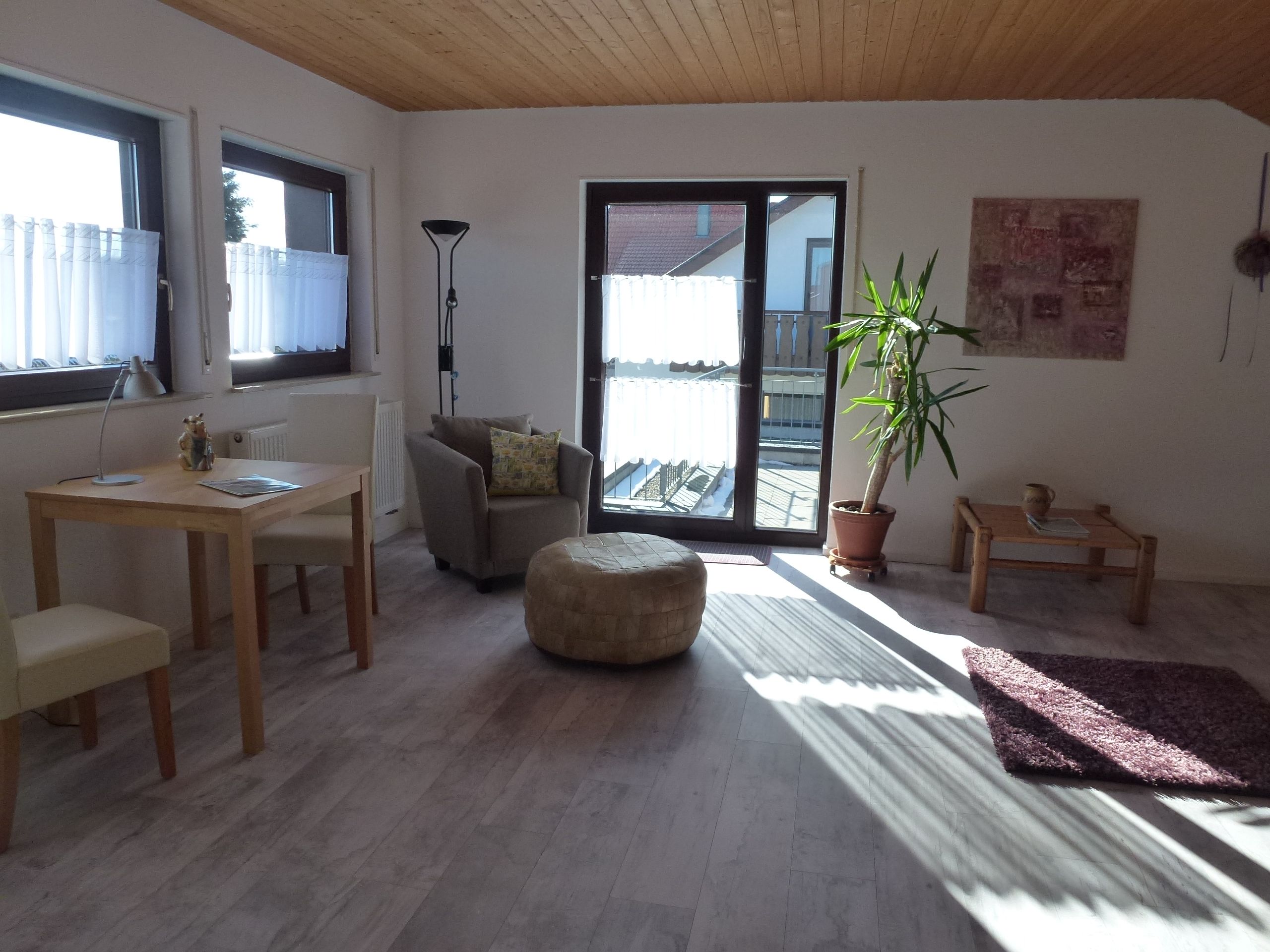 Schlafzimmer mit Tür zur Terasse